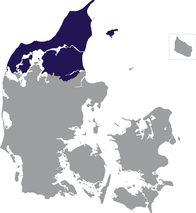 Landkaart Denemarken grijs met regio Noord-Jutland donkerblauw op transparante achtergrond - 600 * 733 pixels